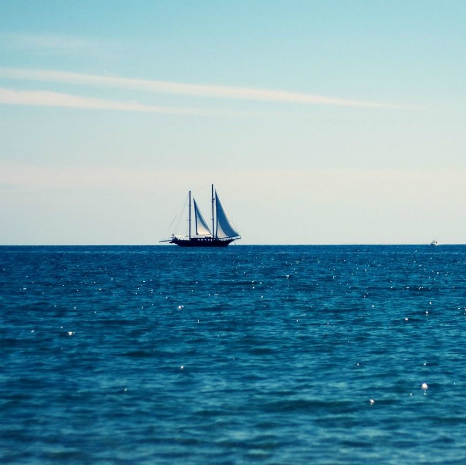 um barco no mar