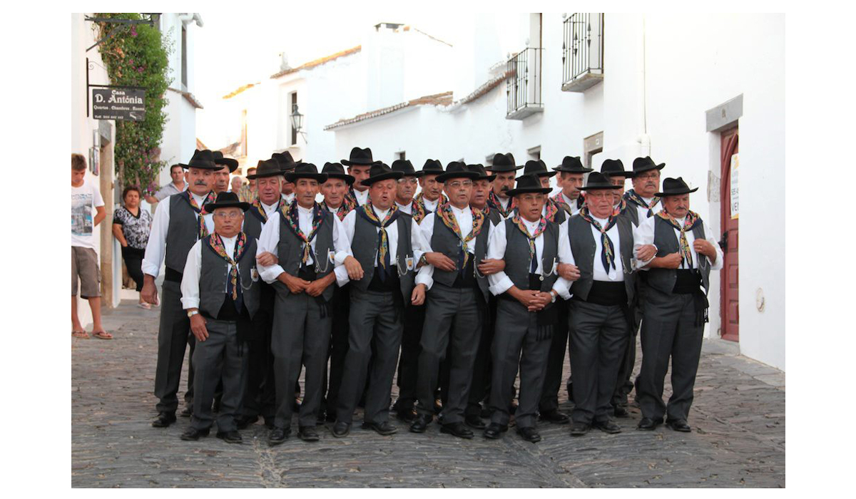 cantadores grupo de homens cantando na rua