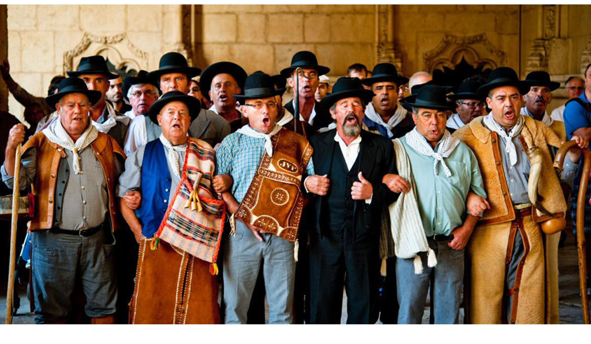 orgulho no Cante grupo de cante com vários trajes típicos