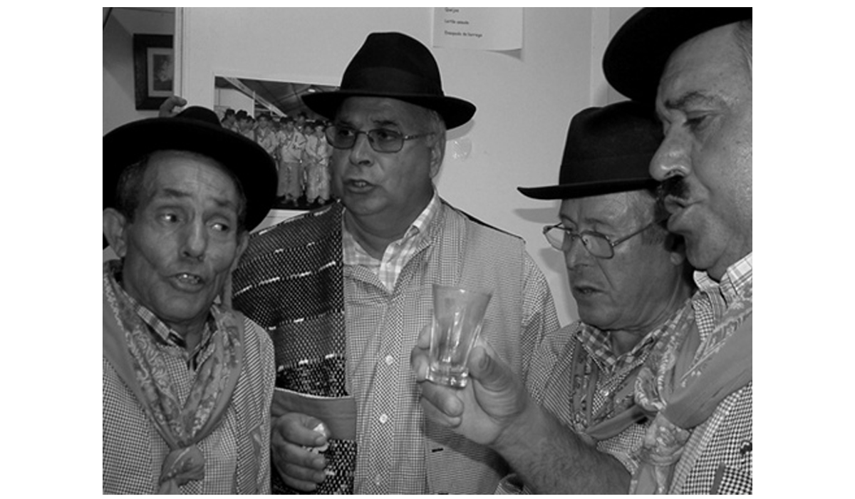 vai mais uma? cena de convívio na taberna